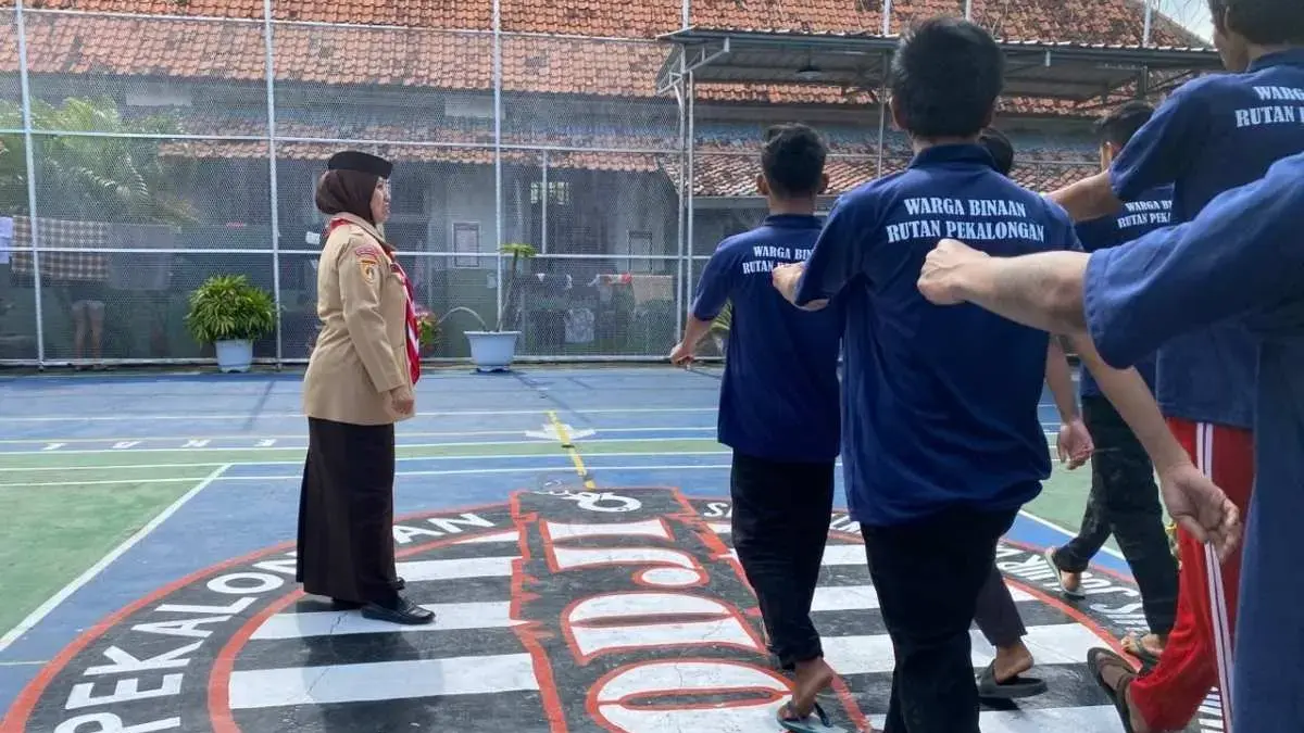 Perkuat Disiplin WBP, Peserta Maganghub dan Kwarcab Latih Baris Berbaris Santri Rutan Pekalongan