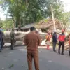 Pohon Randu Tua Tumbang di Wonopringgo Pekalongan, 2 Warga Terluka dan 2 Warung Rusak Parah