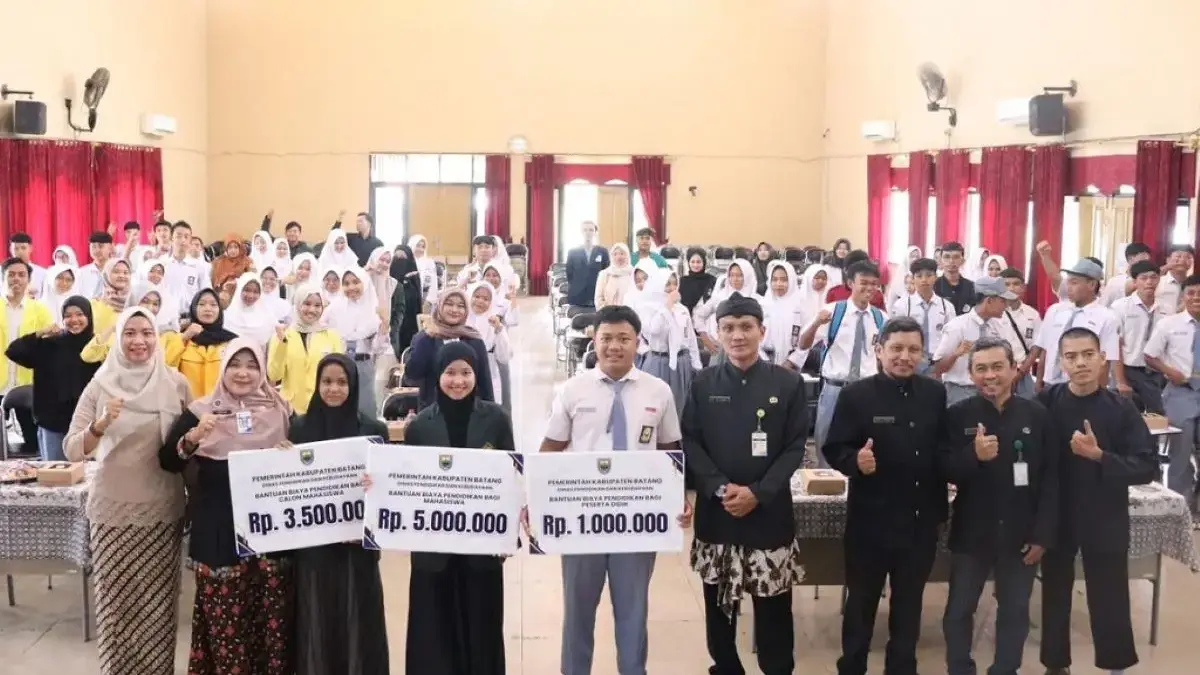 Prioritas SDM, Pemkab Batang Salurkan 155 Beasiswa Rp 248 Juta untuk Siswa dan Mahasiswa Prioritas SDM, Pemkab Batang Salurkan 155 Beasiswa Rp 248 Juta untuk Siswa dan Mahasiswa