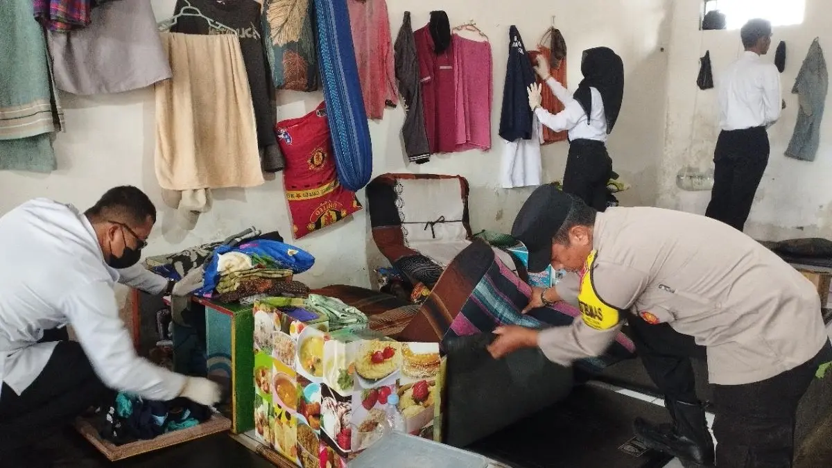 Razia Gabungan Lapas Pekalongan Sita Puluhan Barang Terlarang Napi, Jamin Keamanan Blok Hunian Razia Gabungan Lapas Pekalongan Sita Puluhan Barang Terlarang Napi, Jamin Keamanan Blok Hunian