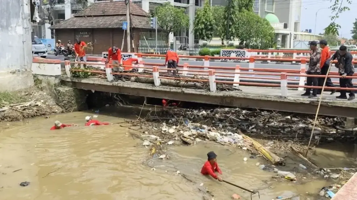 Sampah Kiriman Kembali Sumbat Sungai Kendal, Sekretaris DLH Geram: Padahal Baru Saja Kita Bersihkan!