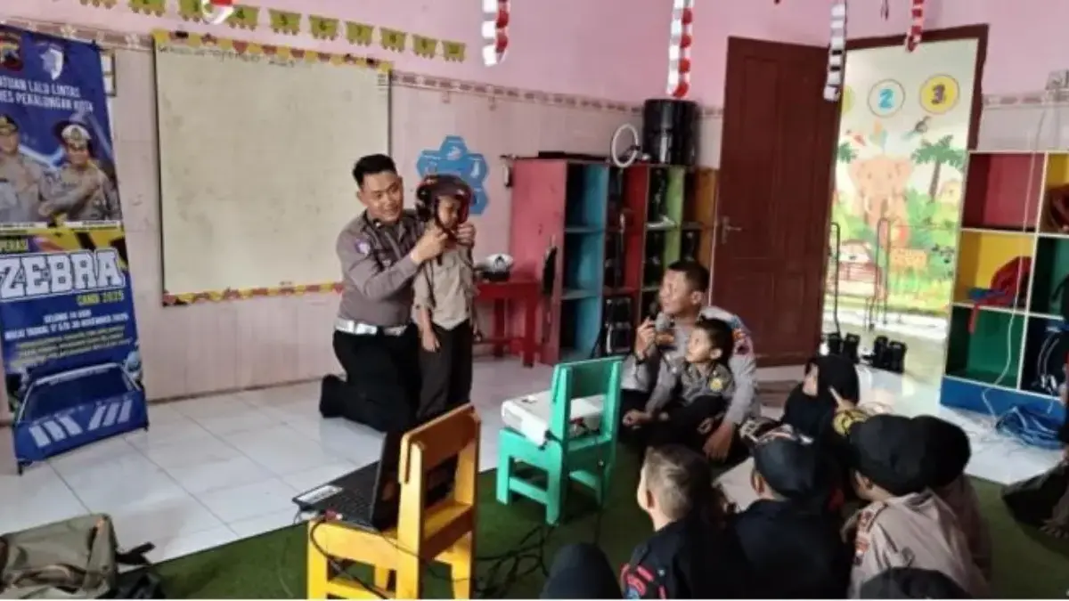 Satlantas Pekalongan Sasar Siswa TK Kemala Bhayangkari, Tanamkan Disiplin Lalin Sejak Dini Lewat Edukasi Satlantas Pekalongan Sasar Siswa TK Kemala Bhayangkari, Tanamkan Disiplin Lalin Sejak Dini Lewat Edukasi