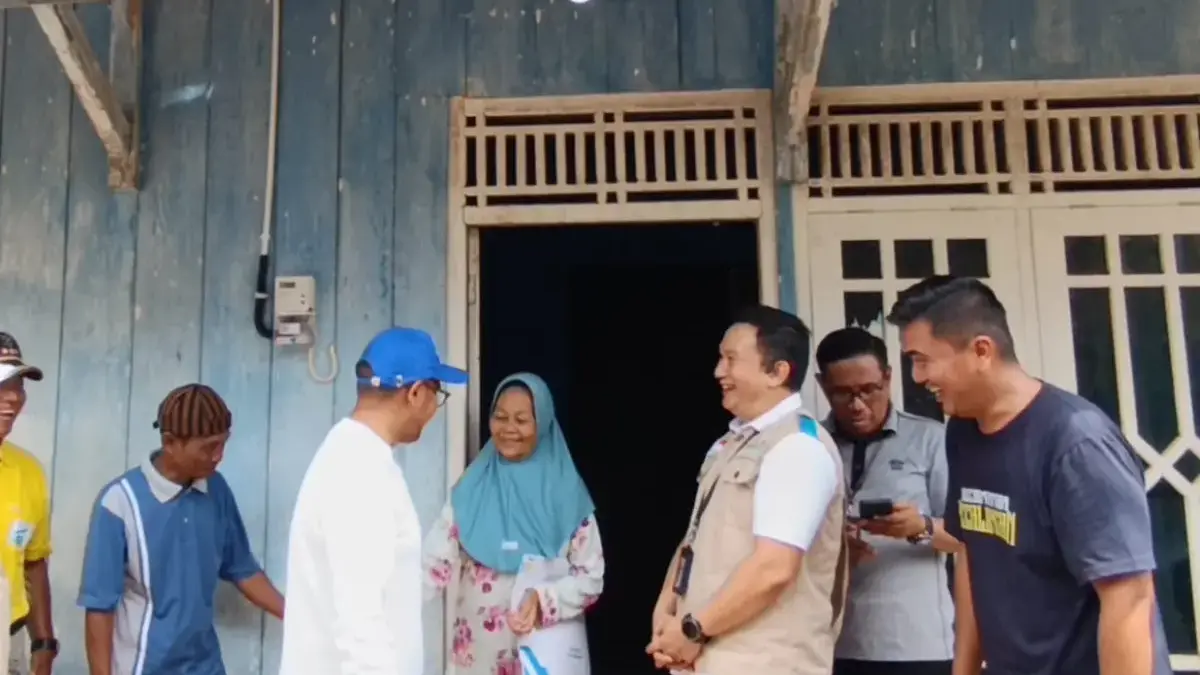Senyum Mbah Ra\'ami, 114 Keluarga Batang Terima Bantuan Sambungan Listrik Gratis dari PLN-Pemkab