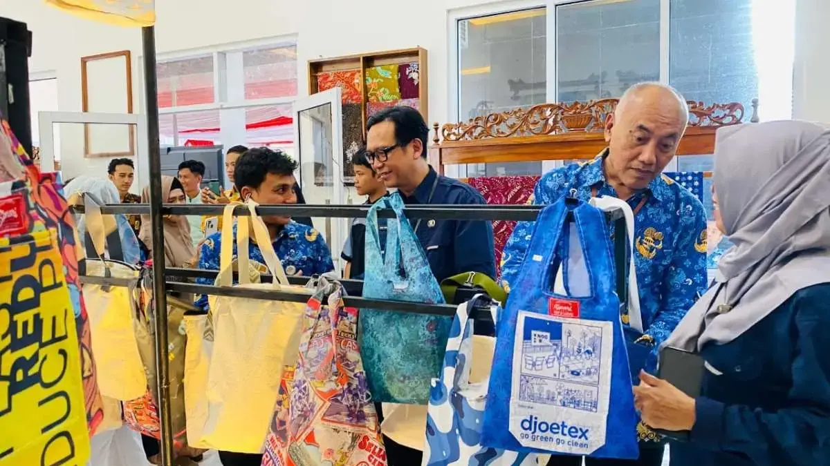 Siswa SMKN 3 Pekalongan Luncurkan Produk Kriya Mandiri, Siap Cetak Wirausaha Muda dan Lapangan Kerja Baru Siswa SMKN 3 Pekalongan Luncurkan Produk Kriya Mandiri, Siap Cetak Wirausaha Muda dan Lapangan Kerja Baru