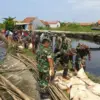 Tanggul Sungai Bremi Jebol di Pabean, TNI-Polri dan Pemkot Pekalongan Gerak Cepat Lakukan Penanganan Darurat