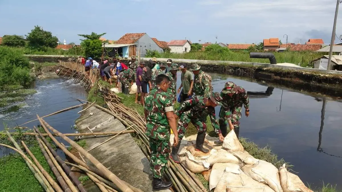 Tanggul Sungai Bremi Jebol di Pabean, TNI-Polri dan Pemkot Pekalongan Gerak Cepat Lakukan Penanganan Darurat Tanggul Sungai Bremi Jebol di Pabean, TNI-Polri dan Pemkot Pekalongan Gerak Cepat Lakukan Penanganan Darurat
