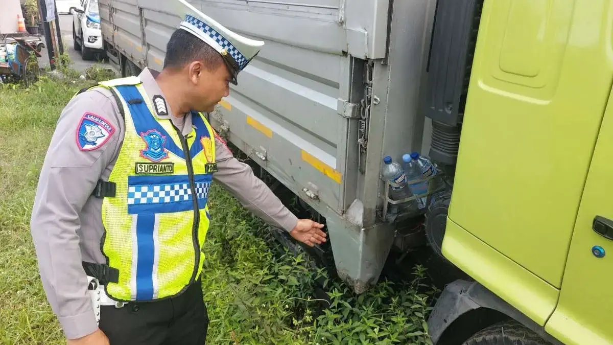 Tragis, Pejalan Kaki Tewas Usai Diserempet Truk di Simpang Empat Gumawang Wiradesa Pekalongan Tragis, Pejalan Kaki Tewas Usai Diserempet Truk di Simpang Empat Gumawang Wiradesa Pekalongan