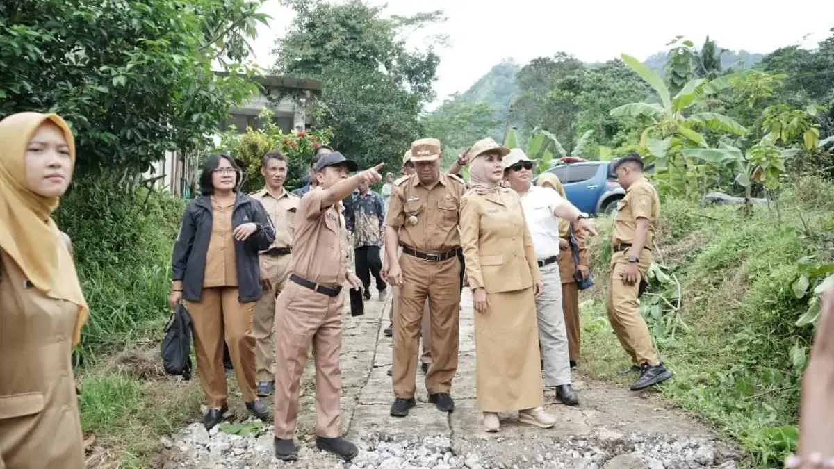 Akses Dukuh Bumen Putus, Bupati Kendal Usulkan Dana BTT untuk Tangani Longsor di Desa Cening Akses Dukuh Bumen Putus, Bupati Kendal Usulkan Dana BTT untuk Tangani Longsor di Desa Cening