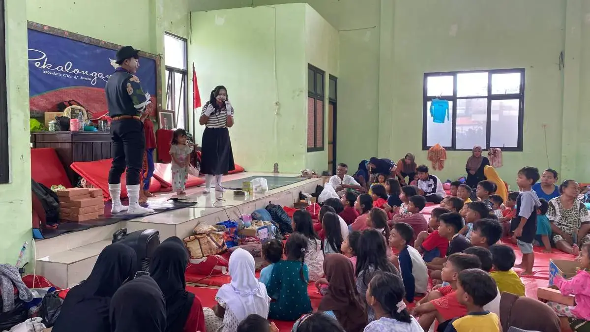 Aksi Trauma Healing Wanalana SMAN 1 Pekalongan, Pulihkan Keceriaan Anak-Anak Korban Banjir di Posko Aksi Trauma Healing Wanalana SMAN 1 Pekalongan, Pulihkan Keceriaan Anak-Anak Korban Banjir di Posko