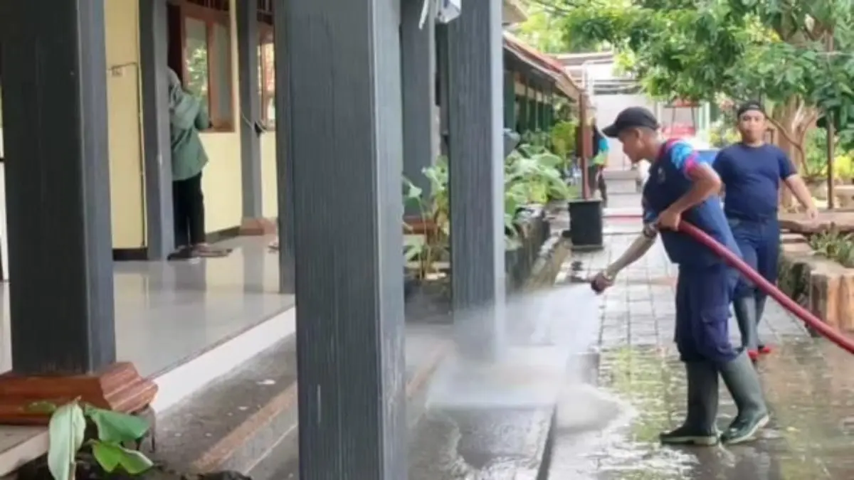 Banjir Kendal Rendam Puluhan Sekolah: Siswa Belajar Daring & Damkar Dikerahkan Bersihkan Sisa Lumpur