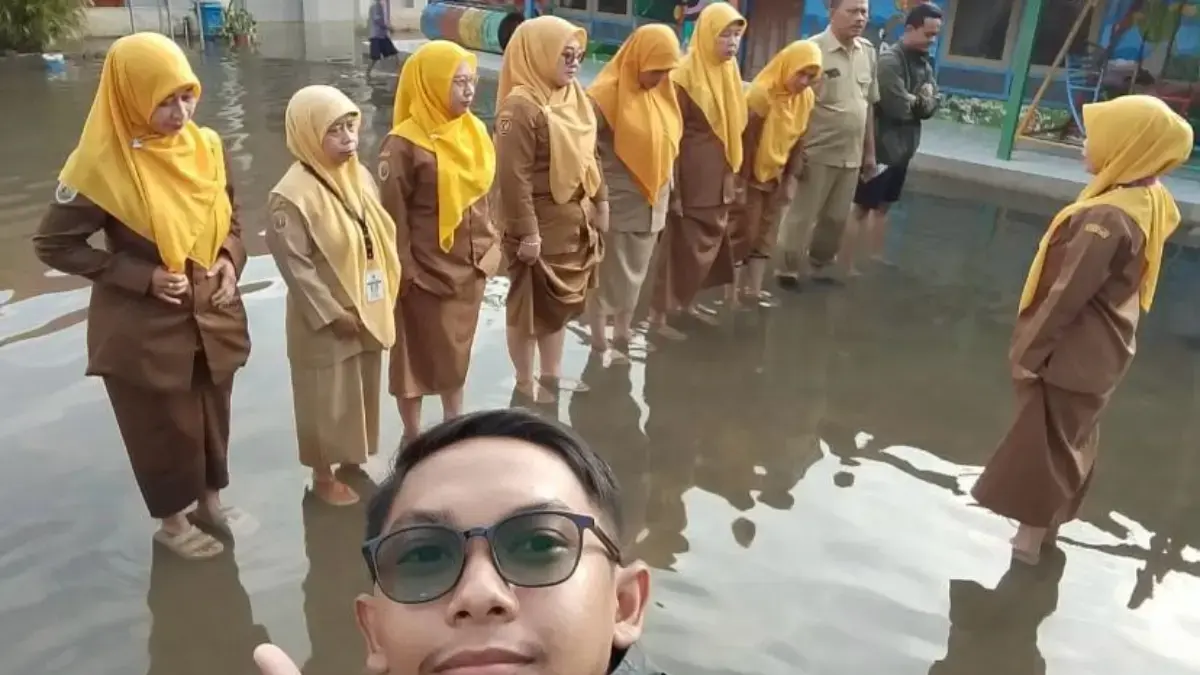 Banjir Rendam SDN 2 Yosorejo Pekalongan, Sekolah Terapkan Pembelajaran Daring Hingga Air Surut