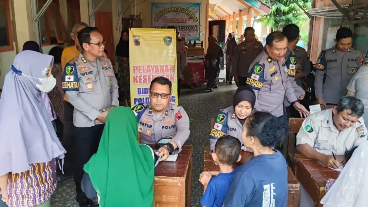 Biddokkes Polda Jateng Berikan Layanan Kesehatan Gratis untuk Pengungsi Banjir di Tirto Pekalongan