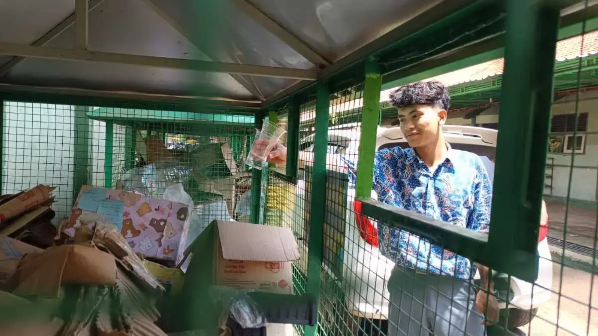 Bukan Wacana! MAN Batang Terapkan Pemilahan Sampah Kreatif, Siswa Sulap Tong Sampah Jadi Karya Seni