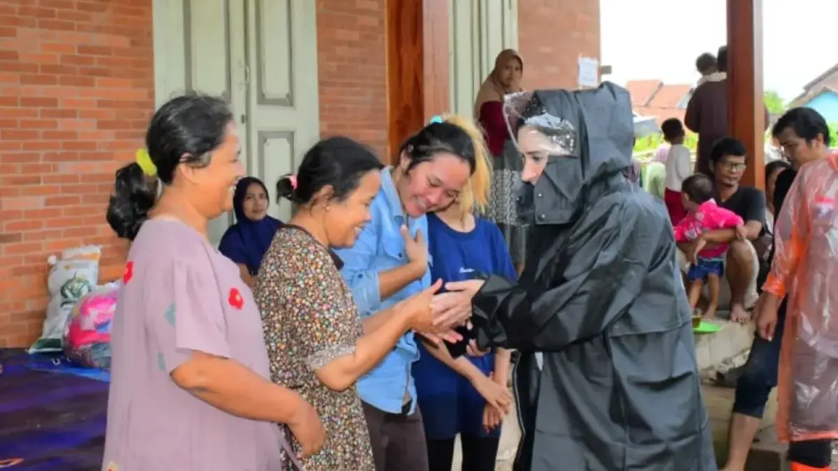 Bupati Fadia Arafiq Terjang Banjir Tirto Pakai Perahu Karet, Pastikan Logistik Aman dan Tambah Pompa Baru