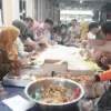 Dapur Umum Dinsos Pekalongan Suplai Ribuan Porsi Makan untuk Pengungsi Banjir, Pastikan Distribusi 3 Kali!