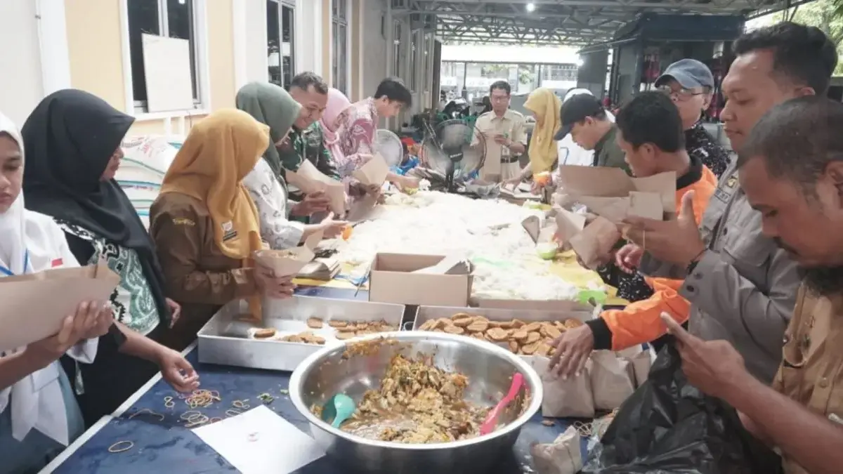 Dapur Umum Dinsos Pekalongan Suplai Ribuan Porsi Makan untuk Pengungsi Banjir, Pastikan Distribusi 3 Kali!
