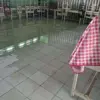 Dikepung Perumahan, SDN Kauman 07 Batang Jadi Langganan Banjir Tahunan, Siswa Terpaksa Belajar di Aula Sekolah