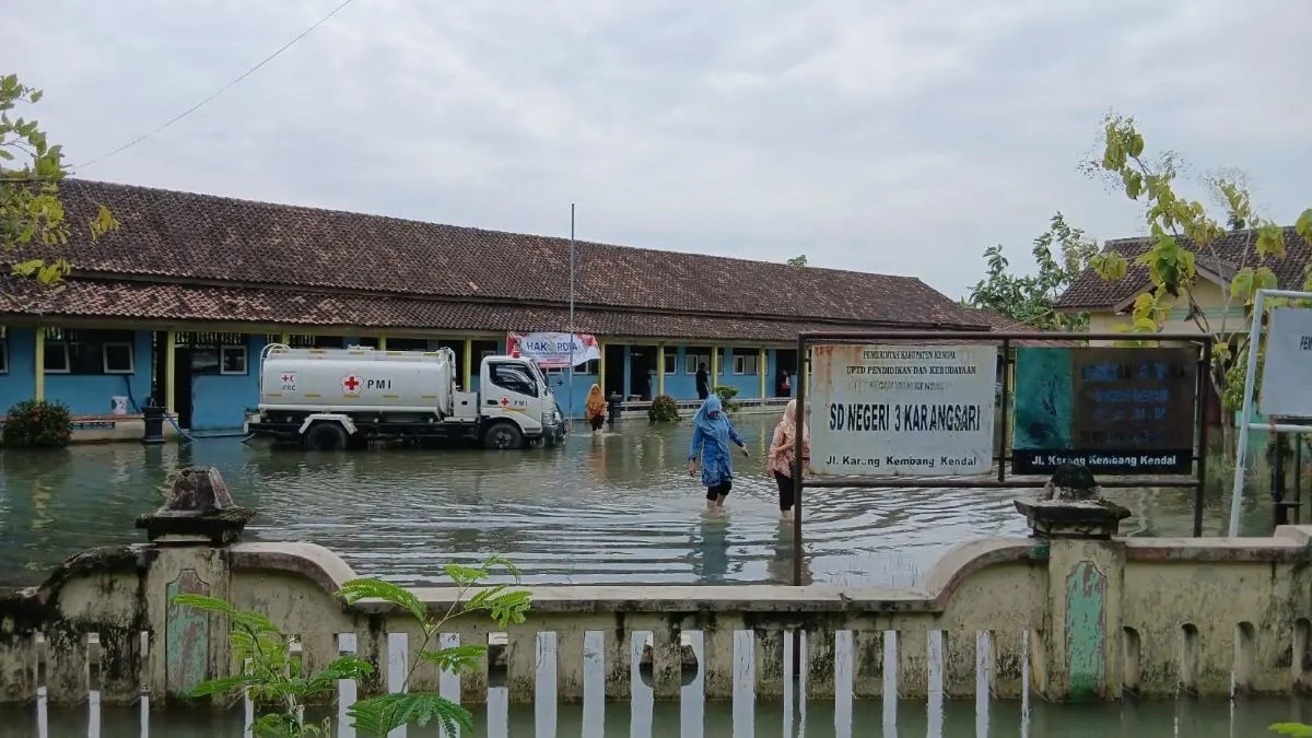 Enam Hari Terendam Banjir, SDN 3 Karangsari Kendal Terpaksa Terapkan Pembelajaran Daring Total
