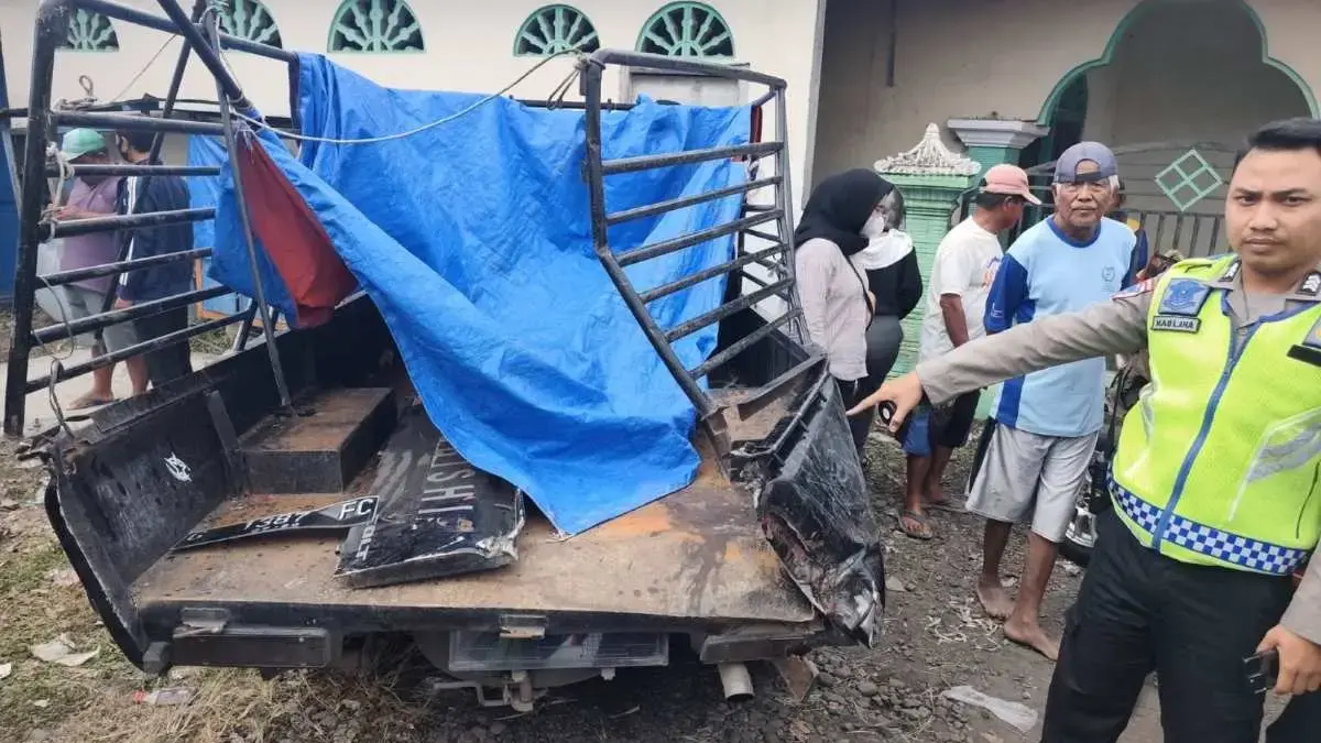 Gara-gara Saling Serobot di Perlintasan Ringinarum Kendal, Dua Mobil Ringsek Tertemper KA Argo Merbabu