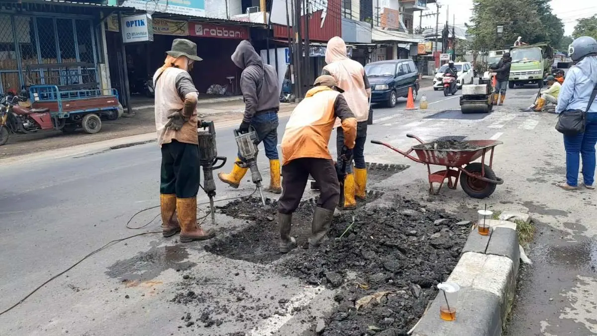 Jalan Pantura Kendal Banyak Berlubang Akibat Banjir, Dinas PUPR Mulai Penambalan di Jalur Strategis! Jalan Pantura Kendal Banyak Berlubang Akibat Banjir, Dinas PUPR Mulai Penambalan di Jalur Strategis!