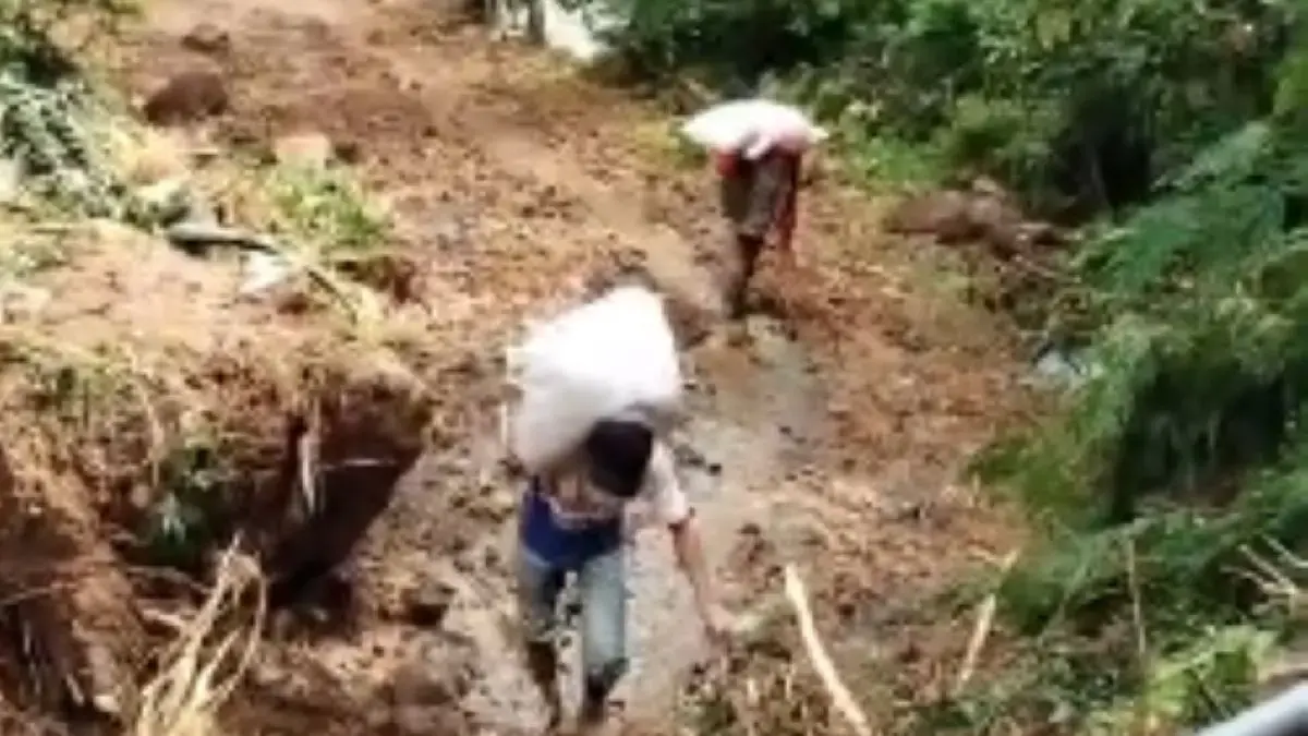 Jalur Curug Muncar-Songgodadi Akhirnya Terbuka, Tim Gabungan Terjang Longsor Hingga Larut Malam Jalur Curug Muncar-Songgodadi Akhirnya Terbuka, Tim Gabungan Terjang Longsor Hingga Larut Malam