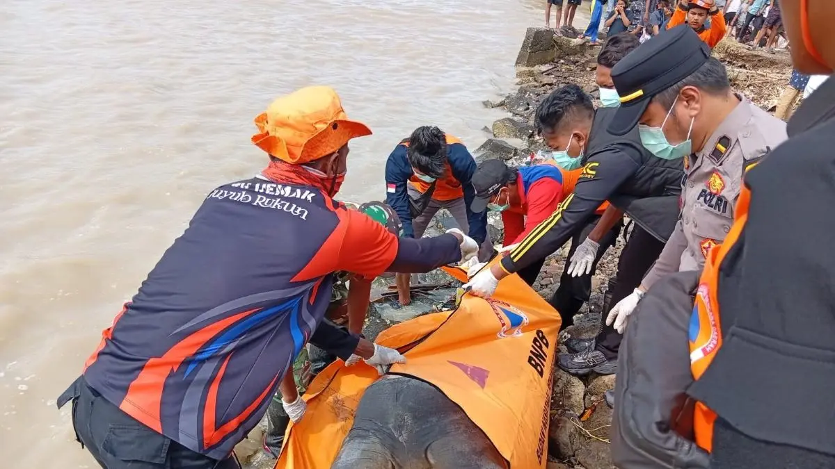 Jasad Sugiarto, Warga Batang yang Hanyut di Sungai Sambong Ditemukan Nelayan di Perairan Demak Jasad Sugiarto, Warga Batang yang Hanyut di Sungai Sambong Ditemukan Nelayan di Perairan Demak