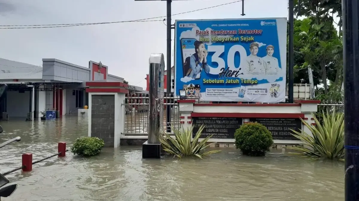 Kantor Samsat Kendal Terendam Banjir Setinggi Lutut, Layanan Ditutup Sementara hingga Senin Depan
