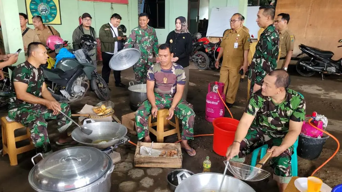 Kodim 0710 Pekalongan Buka Dapur Lapangan, Letkol Garry Herlambang: Suplai 250 Porsi untuk Pengungsi Banjir Kodim 0710 Pekalongan Buka Dapur Lapangan, Letkol Garry Herlambang: Suplai 250 Porsi untuk Pengungsi Banjir