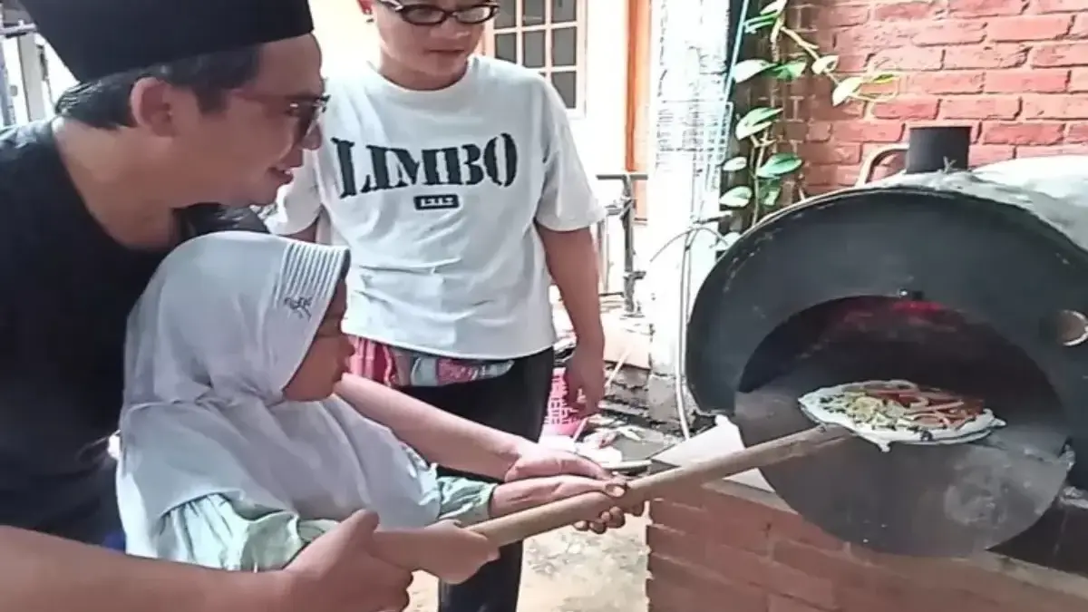 Kreatif! Santri Camp Madrasah Budaya Pungkuran Kendal Latih Kemandirian Santri Lewat Masak Pizza