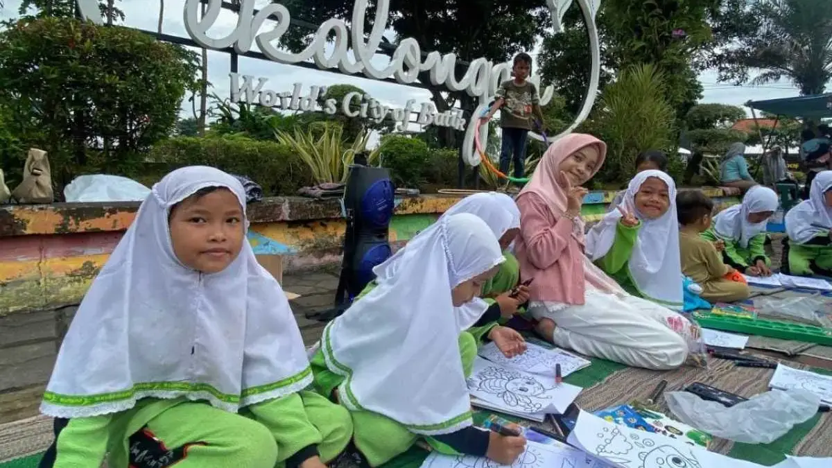 Lawan Kecanduan Gadget, Forum Anak Fantatik Pekalongan Gelar Dlan Bareng dan Permainan Tradisional di Alun-Alu