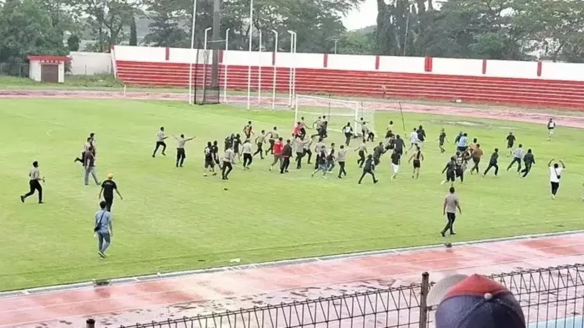 Liga 4 Jateng Ricuh! Suporter Persik Kendal Serbu Lapangan dan Lempari Botol Usai Kalah dari Persikama Liga 4 Jateng Ricuh! Suporter Persik Kendal Serbu Lapangan dan Lempari Botol Usai Kalah dari Persikama