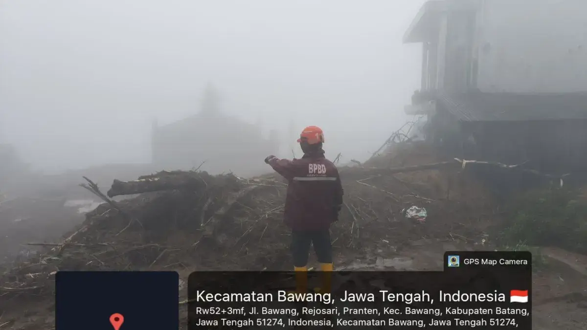 Longsor Terjang Bawang Batang 2 Rumah Tertimbun, Akses Jalan Lumpuh, 110 KK Mengungsi ke Dieng Kulon