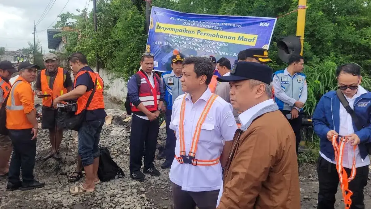 Menhub Cek Jalur Rel Pekalongan yang Terendam Banjir, PT KAI Bakal Tinggikan Rel 50 Cm Demi Keamanan Menhub Cek Jalur Rel Pekalongan yang Terendam Banjir, PT KAI Bakal Tinggikan Rel 50 Cm Demi Keamanan