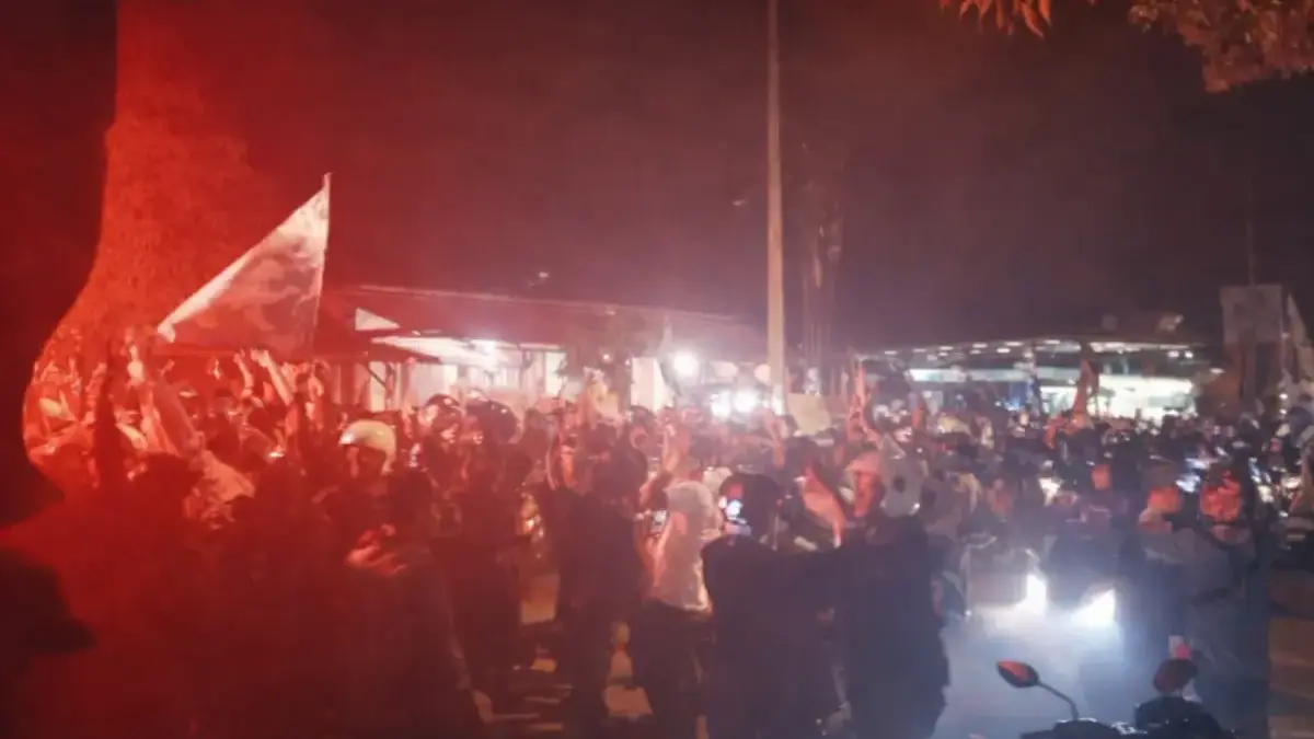 Persik Kendal Lolos 8 Besar Liga 4 Jateng, Ribuan Suporter Laskar Bahurekso Rayakan Kepulangan Tim Persik Kendal Lolos 8 Besar Liga 4 Jateng, Ribuan Suporter Laskar Bahurekso Rayakan Kepulangan Tim