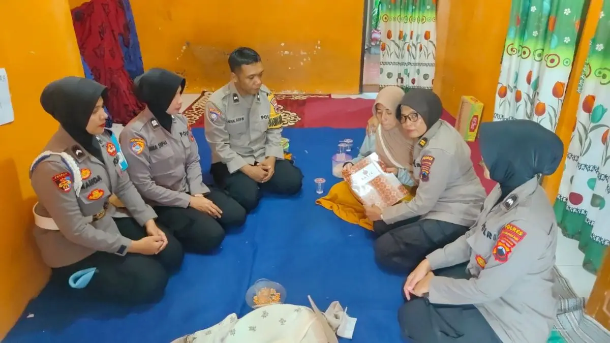 Polwan Polres Pekalongan Kota Salurkan Bantuan Program BATIK untuk Keluarga Bocah Tewas Tenggelam di Kolam