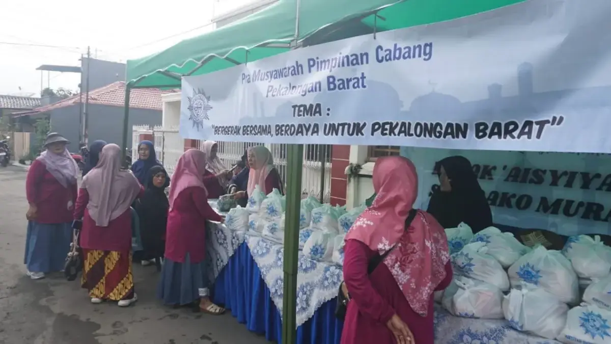 Ringankan Beban Warga, Aisyiyah Pekalongan Barat Gelar Lapak Sembako Murah Seharga Rp25 Ribu Per Paket