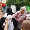 Sentuhan Kasih Inggit Soraya, Ketua TP PKK Pekalongan Gandeng Alumni Smaga 98 Bantu Korban Banjir Tirto