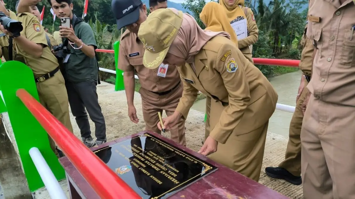 Tak Lagi Seberangi Sungai Deras, Bupati Kendal Resmikan Jembatan Akses Pertanian Vital di Desa Cening Tak Lagi Seberangi Sungai Deras, Bupati Kendal Resmikan Jembatan Akses Pertanian Vital di Desa Cening