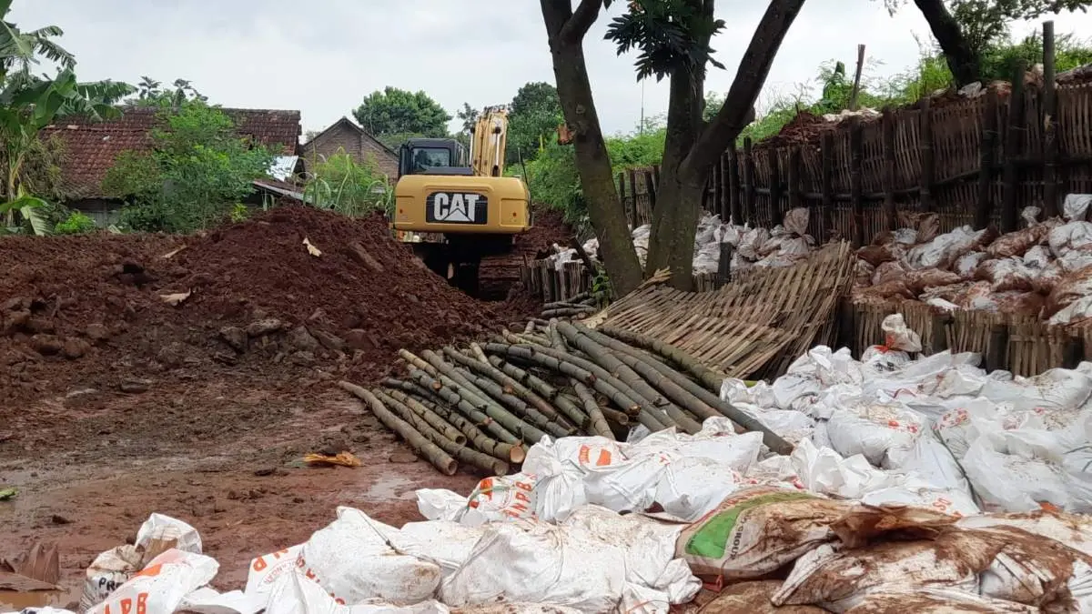 Tanggul Kalibodri Sepanjang 150 Meter Kritis, Warga Cepiring Kendal Gotong Royong Tangani Secara Darurat
