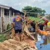 Tanggul Sungai Bremi Pekalongan Jebol 10 Meter, Warga Tirto dan TNI-Polri Bahu-Membahu Pasang Sandbag
