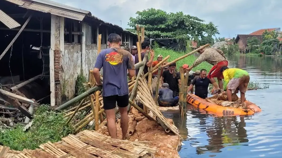 Tanggul Sungai Bremi Pekalongan Jebol 10 Meter, Warga Tirto dan TNI-Polri Bahu-Membahu Pasang Sandbag
