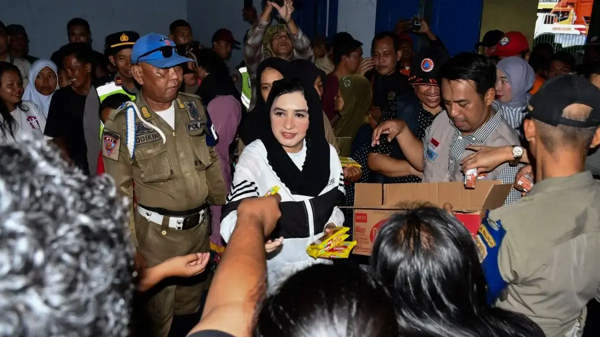 Tanggul Sungai Sengkarang Jebol, Bupati Fadia Arafiq Pastikan Logistik Pengungsi Kopindo Terpenuhi Tanggul Sungai Sengkarang Jebol, Bupati Fadia Arafiq Pastikan Logistik Pengungsi Kopindo Terpenuhi