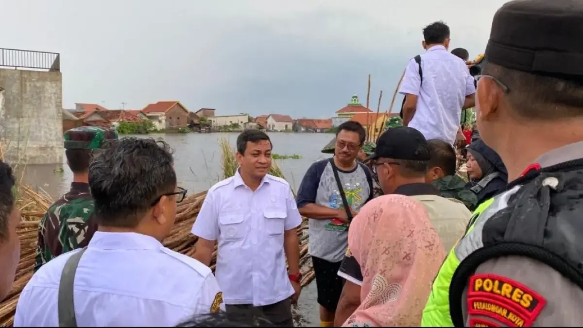 Tinjau Tanggul Jebol di Pabean, Wali Kota Pekalongan Aaf Apresiasi Gotong Royong Warga dan Lintas Sektor