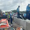 Tragedi Tol Batang-Semarang, Muatan Besi 55 Ton Tumpah Timpa Voxy dan Mercy, Satu Penumpang Tewas