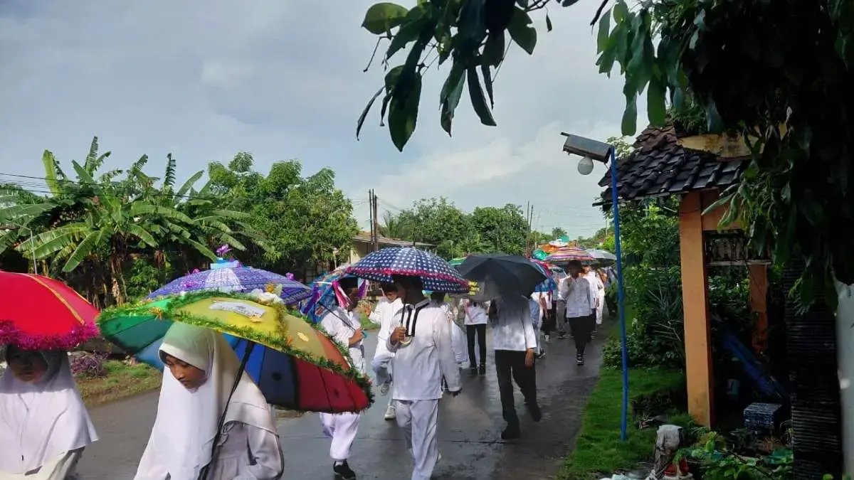 Unik! Siswa SDIT Muhammadiyah Truko Kendal Gelar Pawai Payung Hias dan Sodaqoh Peringati Isra Mikraj