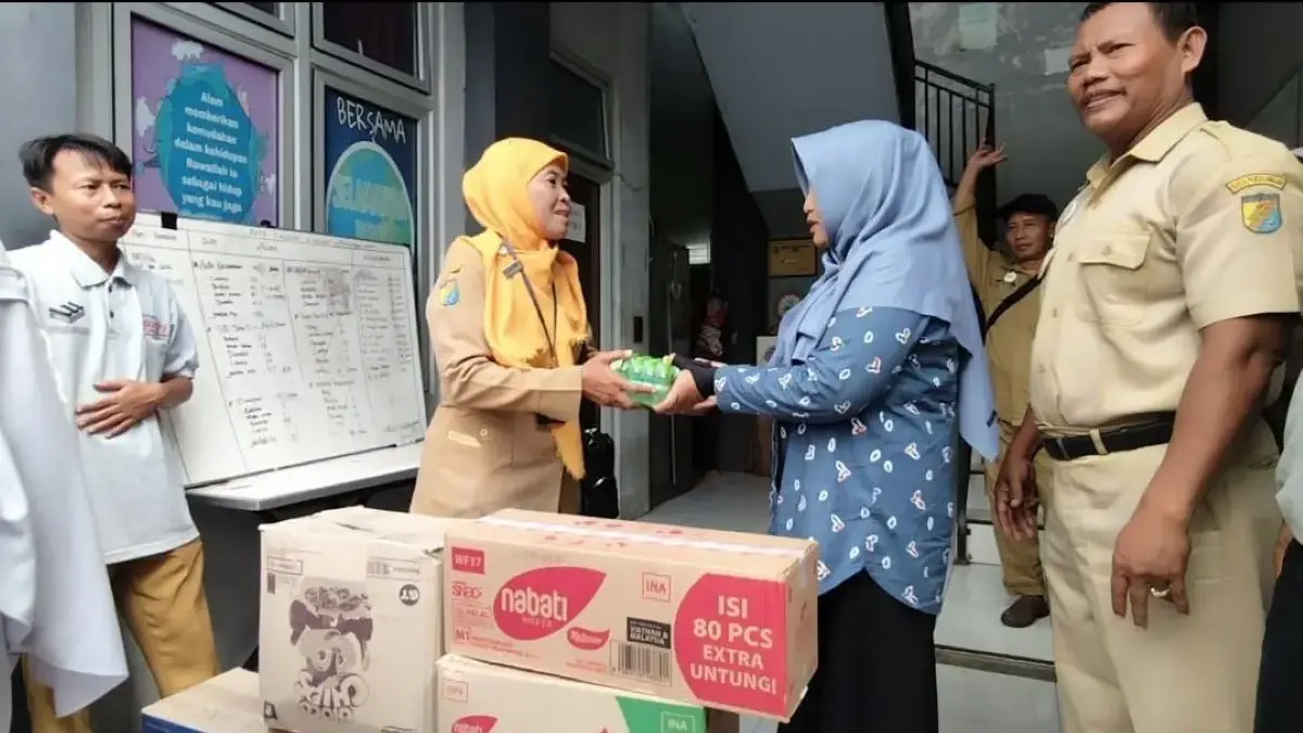 Wujud Empati Pendidikan, SDN Kandang Panjang 10 Salurkan Bantuan Logistik untuk Pengungsi Banjir Pekalongan