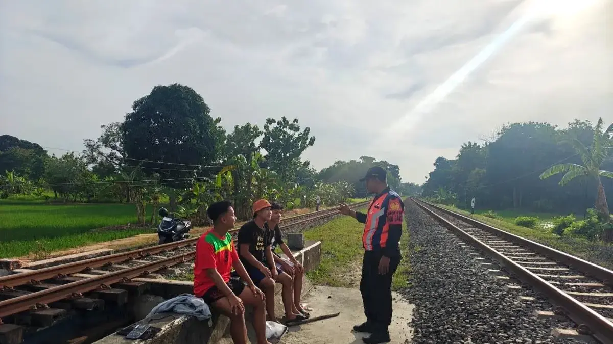 Bahaya! Warga Pekalongan Dilarang Ngabuburit di Jalur KA, Nekat Melanggar Bisa Didenda Rp 15 Juta