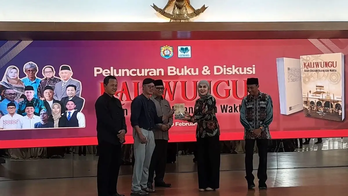 Bupati Kendal Luncurkan Buku Sejarah Kaliwungu, Perkuat Literasi Lokal dan Jati Diri Kota Santri