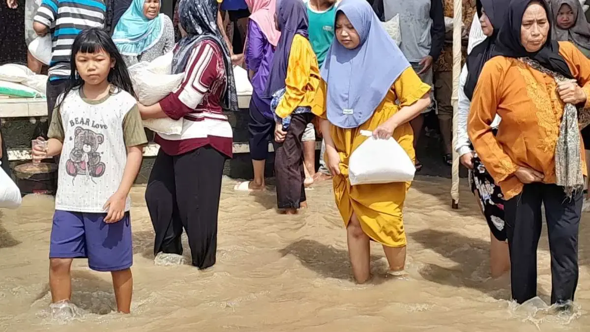 Bupati Kendal Salurkan 2,5 Ton Beras untuk Korban Banjir Ngampel, Warga Berharap Peninggian Jalan Segera Cair