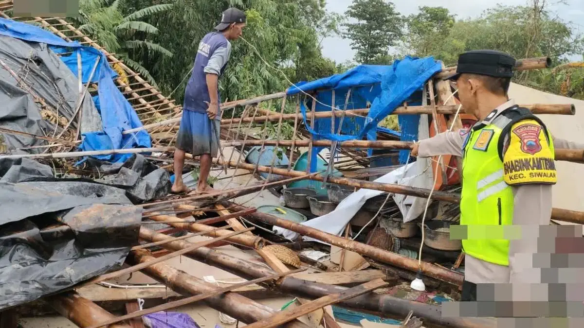Diterjang Hujan Angin, Dua Rumah Warga di Sragi Pekalongan Roboh, Kerugian Capai Puluhan Juta Rupiah